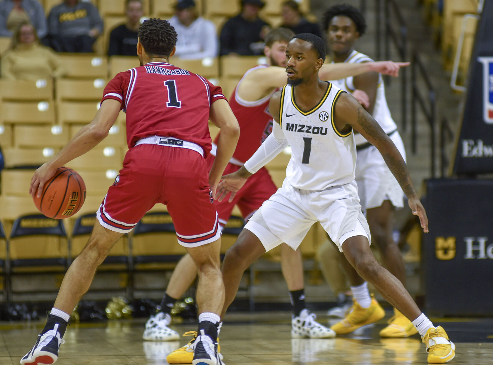 Amari Davis guards Trendon Hankerson